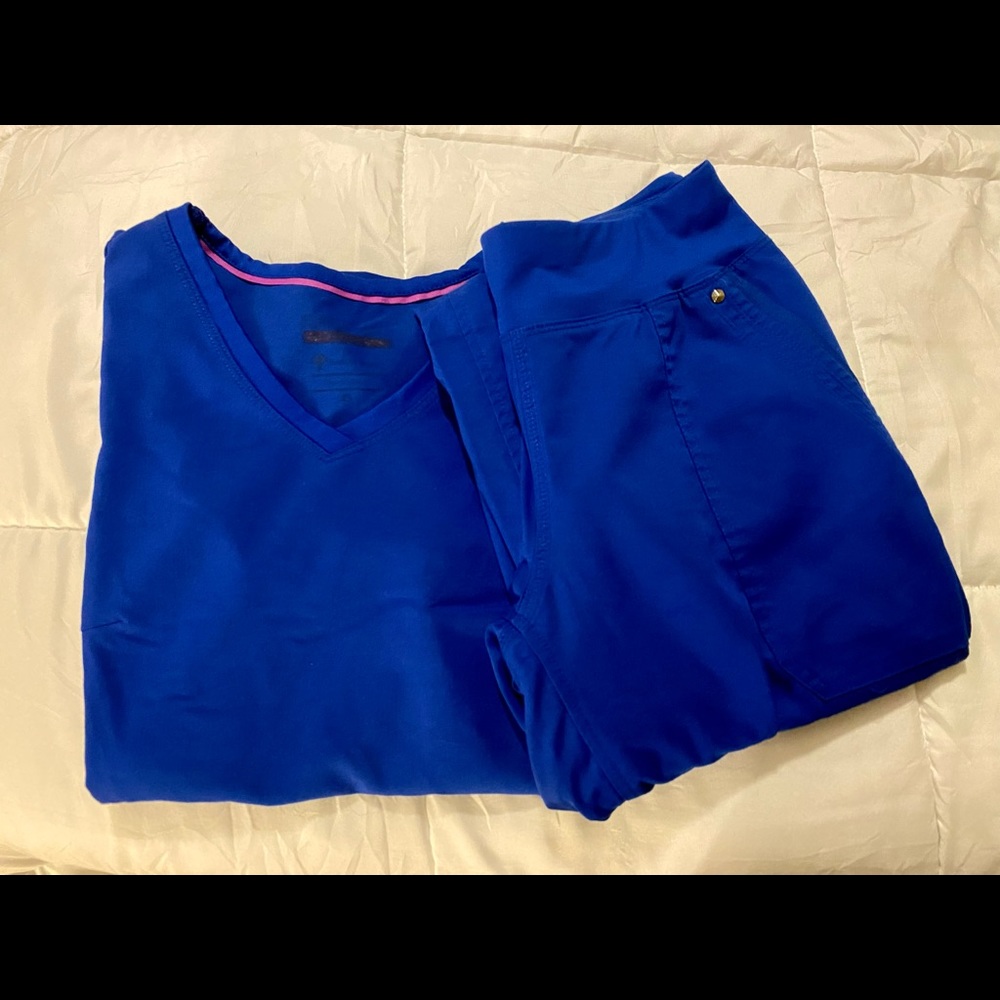 Healing Hands purple label women’s royal blue scrub set!